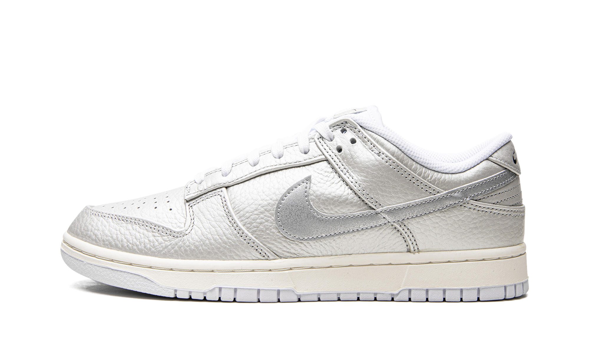 Dunk Low "Metallic Silver" DX3197 095