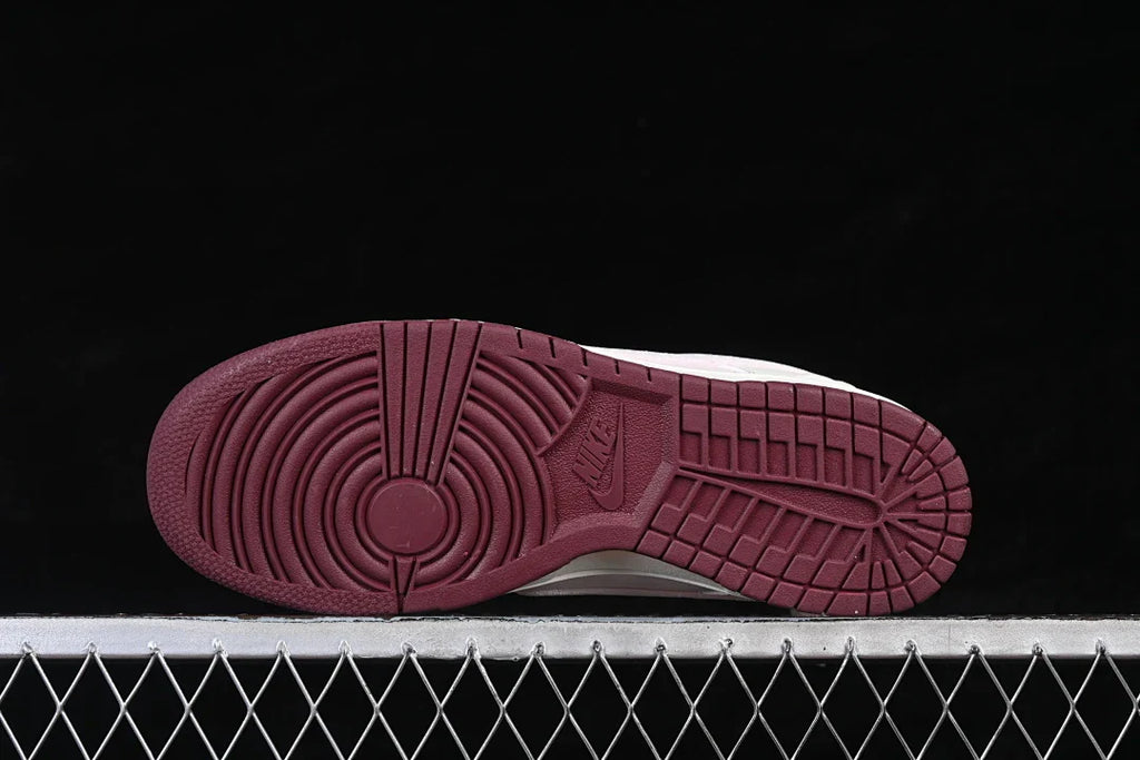 Nike SB Dunk Low "Love"