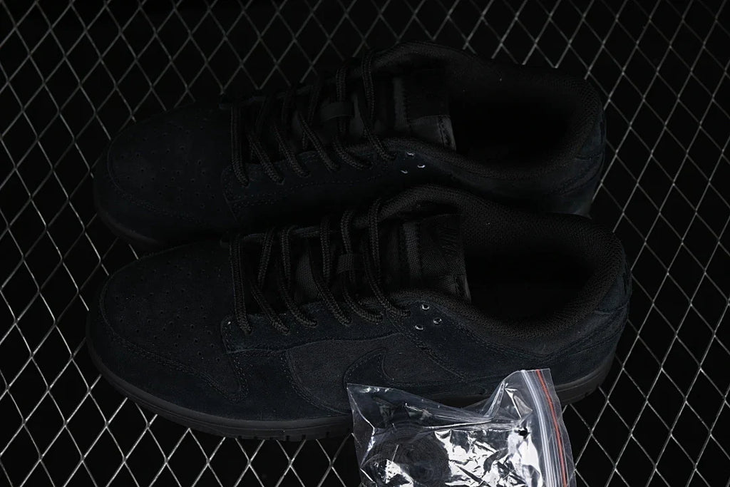 Nike SB Dunk Low "Triple Black"