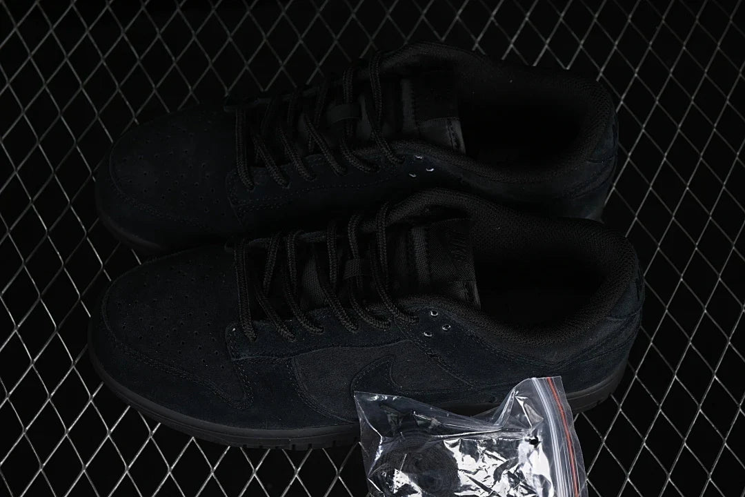 Nike SB Dunk Low "Triple Black"