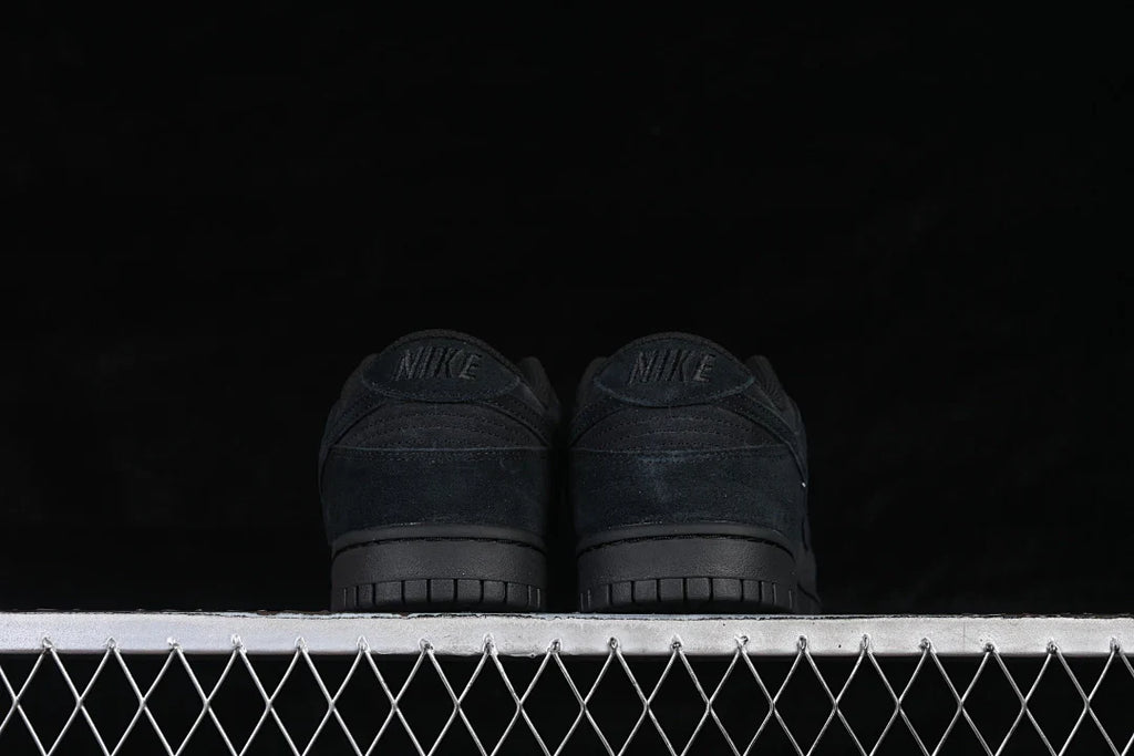 Nike SB Dunk Low "Triple Black"